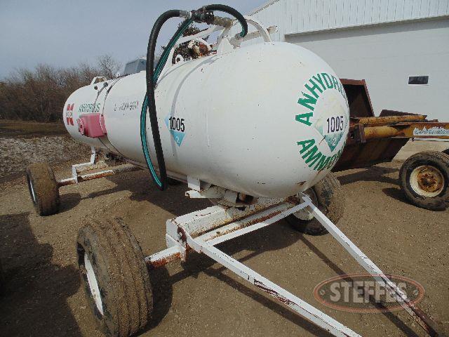 1,000 gal. NH3 tank on 4-wheel gear_1.jpg